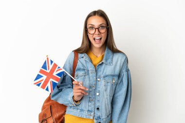 Birleşik Krallık bayrağını yalıtılmış beyaz bir arkaplanda tutan genç İspanyol kadın.
