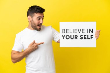 Sarı arka planda izole edilmiş yakışıklı beyaz bir adam üzerinde 