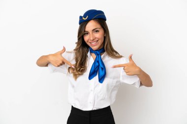 İzole edilmiş beyaz arka planda uçak hostesi gururlu ve kendini beğenmiş.