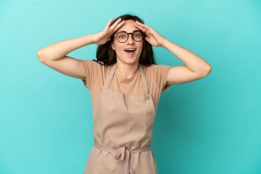 Sürpriz ifadesi olan restoran garsonu.