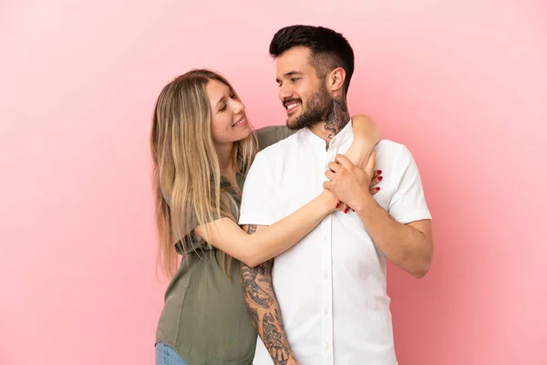 妊婦と男上の隔離されたピンクの背景笑いと抱擁 — ストック写真