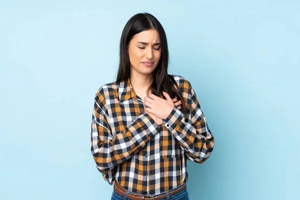 Giovane Donna Caucasica Isolata Sfondo Blu Con Dolore Cuore — Foto Stock