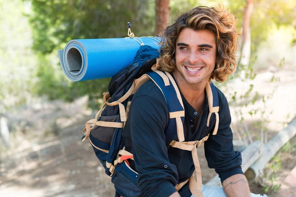 Jovem Homem Caminhante Caucasiano Passando Suas Férias Acampamento — Fotografia de Stock