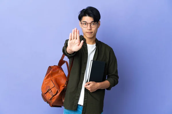 Joven Estudiante Aislada Sobre Fondo Púrpura Haciendo Stop Gesture — Foto de Stock