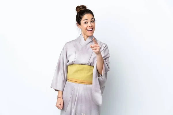 Mujer Usando Kimono Sobre Fondo Aislado Sorprendido Apuntando Hacia Delante —  Fotos de Stock