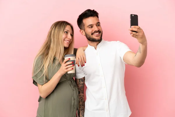 Mujer Embarazada Hombre Sobre Fondo Rosa Aislado Haciendo Una Selfie — Foto de Stock