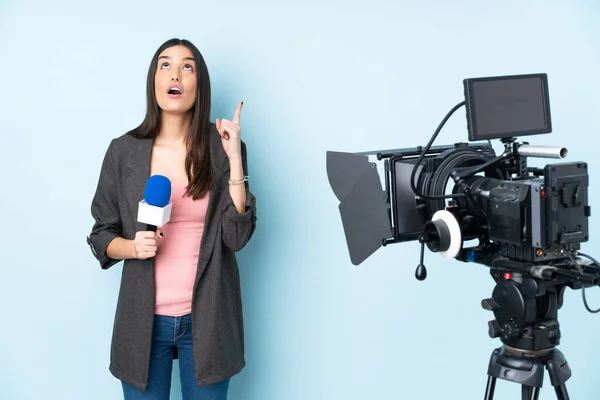 Reporter Woman Holding Microphone Reporting News Isolated Blue Background Thinking — Stock Photo, Image