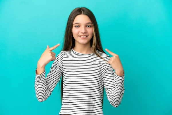 Niña Sobre Fondo Azul Aislado Dando Gesto Hacia Arriba Pulgares —  Fotos de Stock