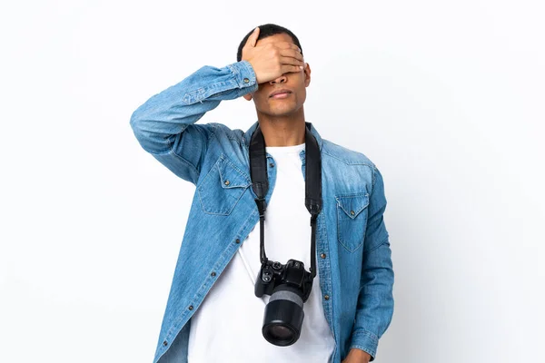 年轻的非洲裔美国摄影师用手捂住了孤立的白色背景的眼睛 — 图库照片