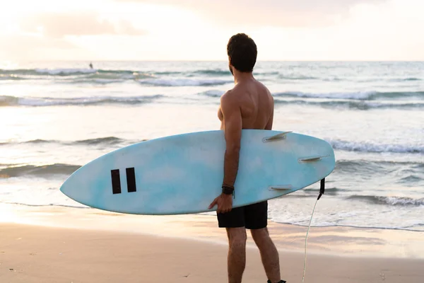 Jonge Blanke Man Staat Vroeg Surfen Bij Zonsopgang — Stockfoto