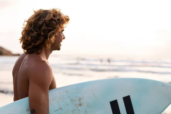 Kafkasyalı Genç Adam Gün Doğumunda Sörf Yapmak Için Erken Kalkar — Stok fotoğraf