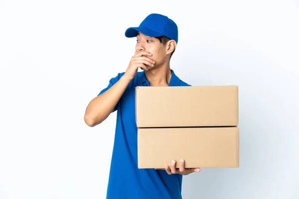 Entrega Homem Chinês Isolado Fundo Branco Fazendo Gesto Surpresa Enquanto — Fotografia de Stock