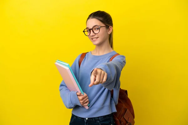 Student Dziecko Kobieta Odizolowanym Żółtym Tle Wskazując Przód Szczęśliwym Wyrazem — Zdjęcie stockowe