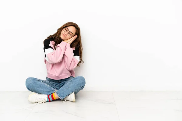 Jovem Caucasiana Sentada Chão Isolada Sobre Fundo Branco Fazendo Gesto — Fotografia de Stock