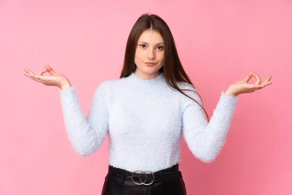 Teenager Kavkazské Dívka Izolované Růžovém Pozadí Zen Póze — Stock fotografie