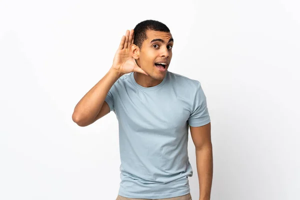 Hombre Afroamericano Sobre Fondo Blanco Aislado Escuchando Algo Poniendo Mano —  Fotos de Stock