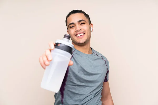 Hombre Deportivo Asiático Aislado Sobre Fondo Beige Con Botella Agua —  Fotos de Stock
