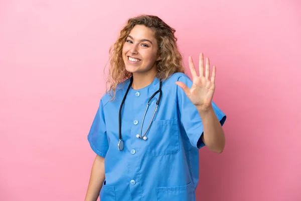 若いです外科医の女性隔離上のピンクの背景カウント5とともに指 — ストック写真