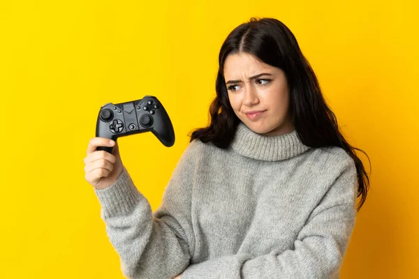 Mulher Jogando Com Controlador Videogame Isolado Fundo Amarelo Com Expressão — Fotografia de Stock