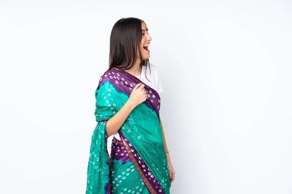 横位置で笑って白い背景に隔離された若いインド人女性 — ストック写真