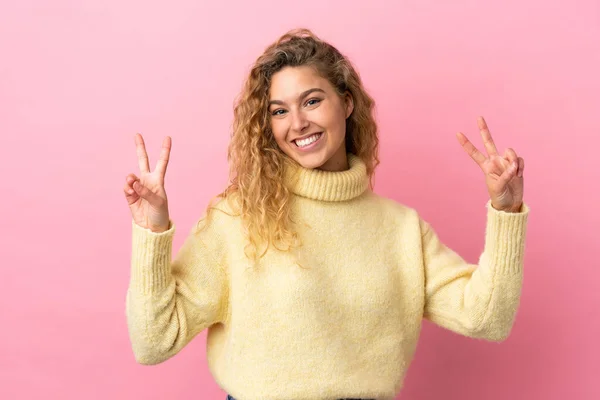 Mujer Rubia Joven Aislada Sobre Fondo Rosa Mostrando Signo Victoria — Foto de Stock