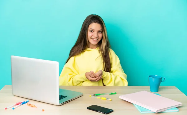 Menina Uma Mesa Com Laptop Sobre Fundo Azul Isolado Rindo — Fotografia de Stock