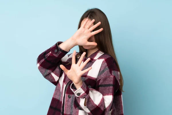 Adolescente Caucasiano Menina Isolado Fundo Azul Nervoso Esticando Mãos Para — Fotografia de Stock