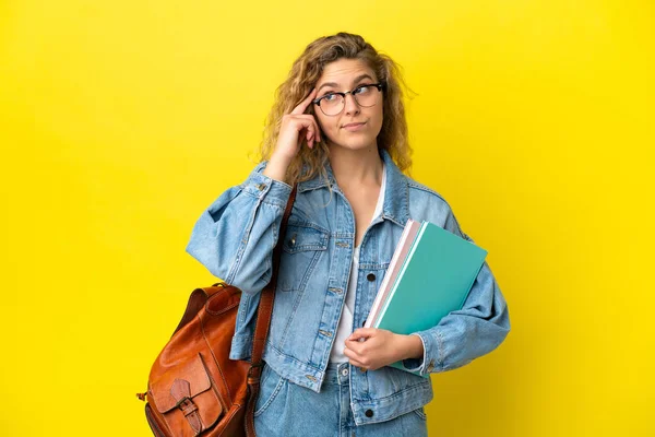 Jovem Estudante Caucasiana Mulher Isolada Fundo Amarelo Com Dúvidas Pensamento — Fotografia de Stock