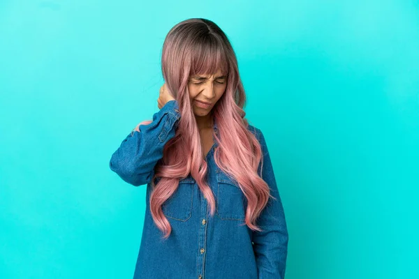 Молодая Женщина Смешанной Расы Розовыми Волосами Изолированы Синем Фоне Шеей — стоковое фото