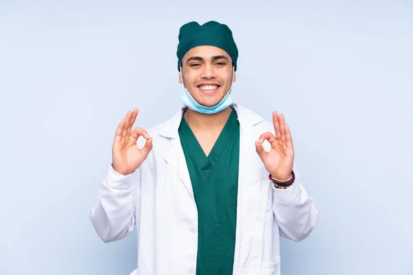 Chirurg Muž Uniformou Izolované Modrém Pozadí Ukazující Znamení Prsty — Stock fotografie
