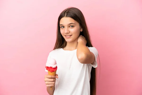 Liten Flicka Med Cornet Glass Över Isolerad Rosa Bakgrund Skrattar — Stockfoto