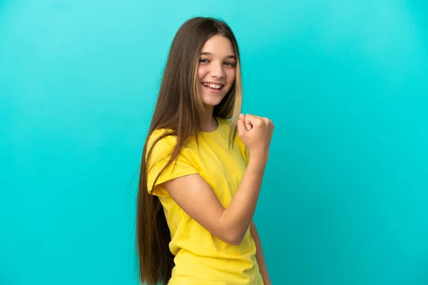 Menina Sobre Fundo Azul Isolado Celebrando Uma Vitória — Fotografia de Stock