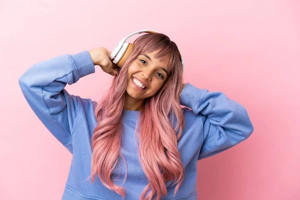 Jovem Mulher Raça Mista Com Cabelo Rosa Isolado Fundo Rosa — Fotografia de Stock