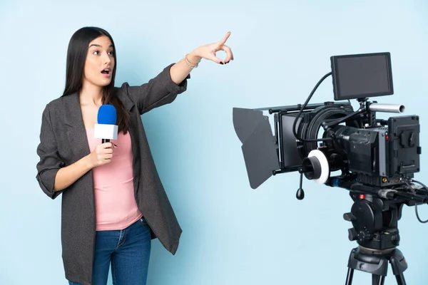 Reporter Woman Holding Microphone Reporting News Isolated Blue Background Pointing — Stock Photo, Image