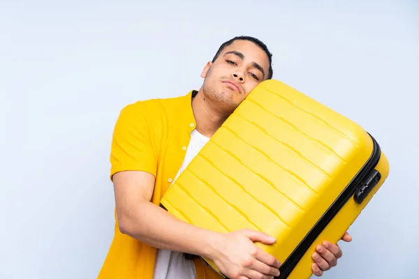 Aziatisch Knap Man Geïsoleerd Blauwe Achtergrond Vakantie Met Reizen Koffer — Stockfoto