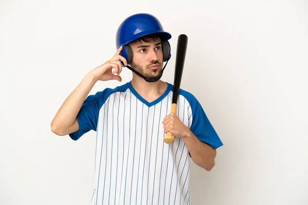 Jovem Caucasiano Jogando Beisebol Isolado Fundo Branco Com Dúvidas Pensamento — Fotografia de Stock