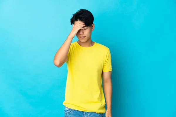 Young Chinese Man Isolated Blue Background Headache — Stock Photo, Image