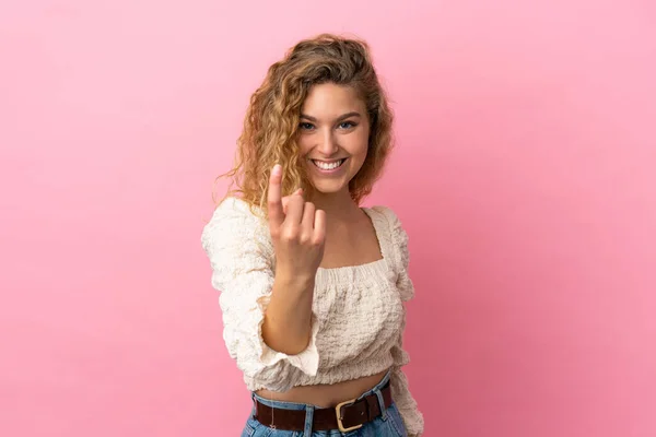 Joven Rubia Aislada Sobre Fondo Rosa Haciendo Gesto Que Viene — Foto de Stock