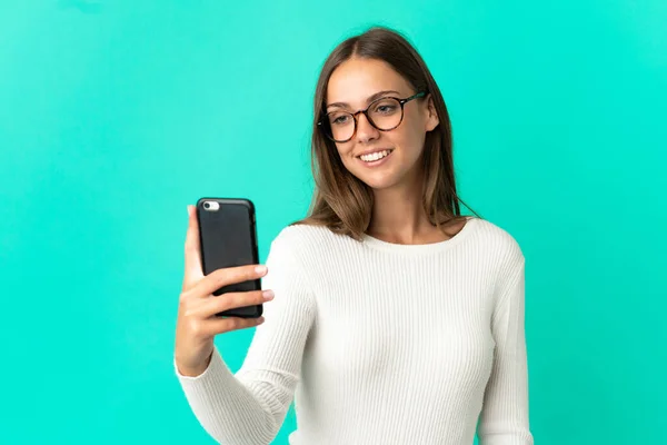 Jeune Femme Sur Fond Bleu Isolé Faisant Selfie Avec Téléphone — Photo