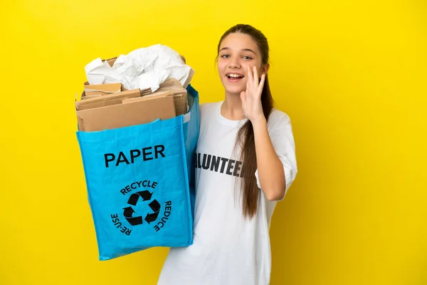 Mała Dziewczynka Trzyma Torbę Makulaturą Pełną Papieru Recyklingu Odizolowanym Żółtym — Zdjęcie stockowe