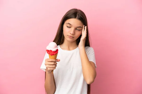 Liten Flicka Med Cornet Glass Över Isolerad Rosa Bakgrund Med — Stockfoto