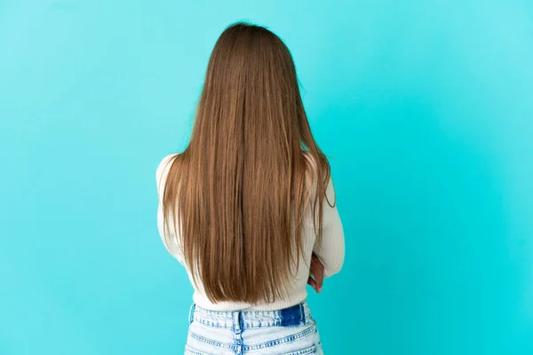 Junge Frau Vor Isoliertem Blauen Hintergrund Rückenlage — Stockfoto