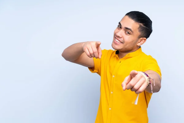 Asiático Guapo Hombre Sobre Aislado Fondo Apuntando Frente Con Feliz —  Fotos de Stock