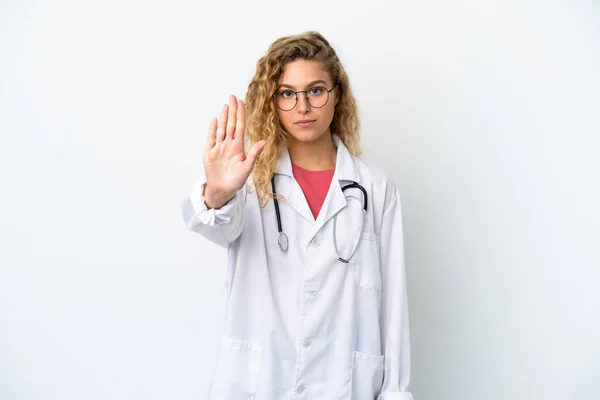 Νεαρή Γιατρός Ξανθιά Γυναίκα Απομονωμένη Λευκό Φόντο Κάνοντας Χειρονομία Στάση — Φωτογραφία Αρχείου