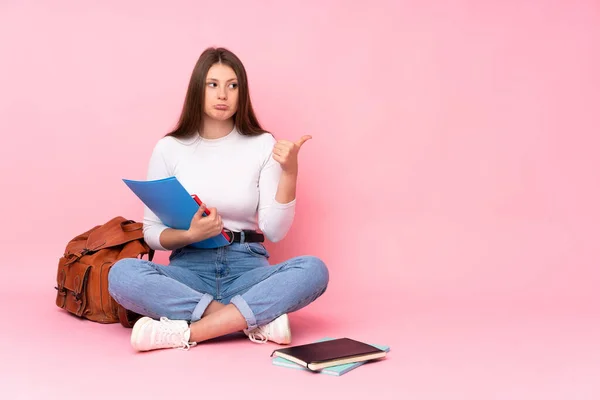 Adolescente Caucásico Estudiante Chica Sentado Suelo Aislado Rosa Fondo Infeliz — Foto de Stock