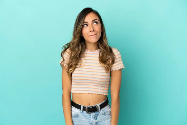 Jeune Femme Sur Fond Bleu Isolé Ayant Des Doutes Tout — Photo