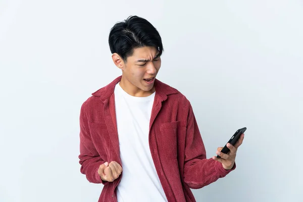 Joven Chino Aislado Sobre Fondo Blanco Usando Teléfono Móvil Haciendo —  Fotos de Stock