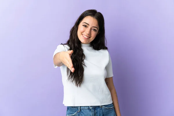 Mulher Caucasiana Jovem Isolado Fundo Roxo Apertando Mãos Para Fechar — Fotografia de Stock