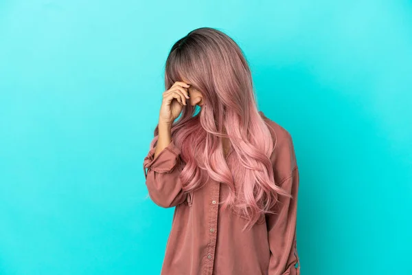 Jovem Mulher Raça Mista Com Cabelo Rosa Isolado Fundo Azul — Fotografia de Stock