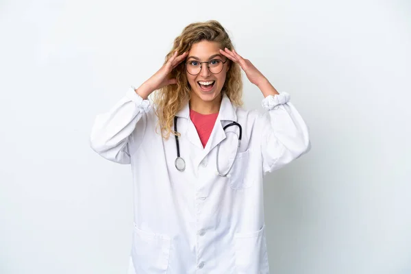 Ung Läkare Blond Kvinna Isolerad Vit Bakgrund Med Överraskning Uttryck — Stockfoto
